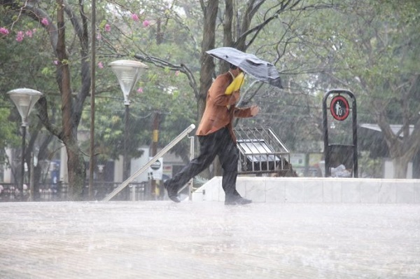 Inicio de semana con lluvias y tormentas eléctricas