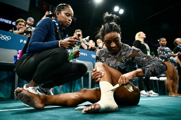 Versus / Simone Biles brilla en su debut en París-2024, a pesar de un susto en la pierna