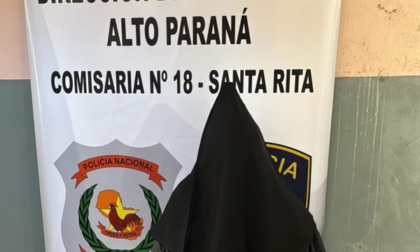 Vecinos atrapan a hombre que golpeó a su pareja