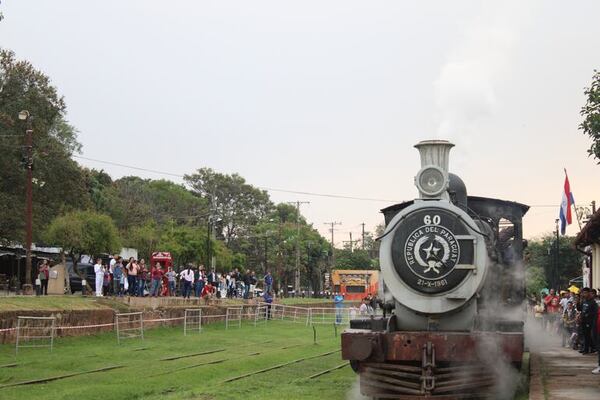 Video: la movida del tren atrajo a numerosos turistas en Ypacaraí - Nacionales - ABC Color