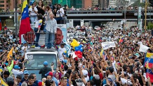 Gobierno de Maduro veta y deporta a veedores y delegaciones