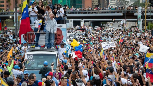 Gobierno de Maduro veta y deporta a veedores y delegaciones