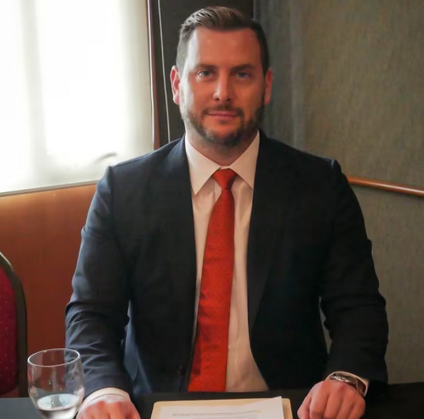 El “Christian Grey” paraguayo saca un comunicado negando los hechos y temiendo por su vida