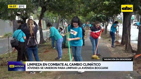 Limpieza en combate al cambio climático: jóvenes se unieron para limpiar la avenida Boggiani - ABC Noticias - ABC Color