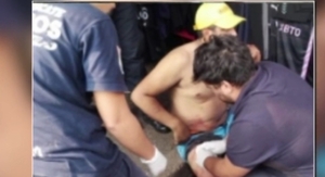 (VIDEO)Ladrón subió a un bus y quiso llevarse una cadenilla pero fue apuñalado por un pasajero