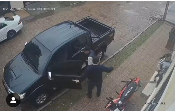 (VIDEO)Familia Denis sufre millonario asalto en manos de motochorros