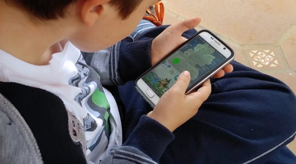 La paradoja digital: Niños sobreprotegidos en la vida real, pero abandonados en el ciberespacio