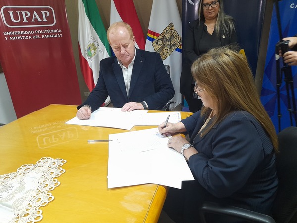 Gobernación de Itapúa y Universidad Católica firman convenio para fomentar la educación superior