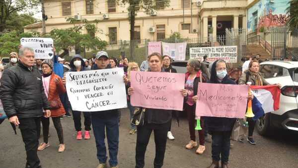 Pacientes oncológicos exigen salida de la ministra de Salud y director del Incán