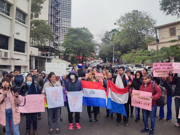Pacientes de cáncer se manifiestan para exigir renuncia de director del Incan y ministra de Salud - Nacionales - ABC Color