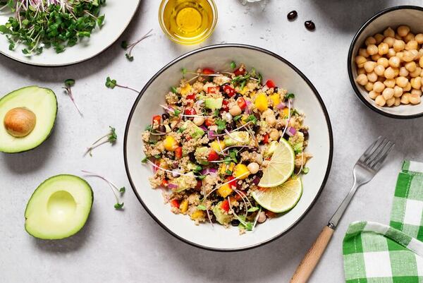 Empezá la semana con una ensalada de quinua y porotos negros - Gastronomía - ABC Color