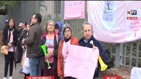 Pacientes oncológicos se manifiestan frente al Ministerio de Salud - Noticias Paraguay