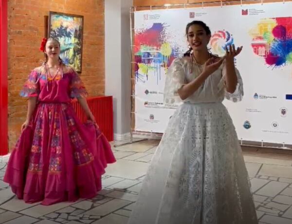 Mágico intercambio cultural: estudiantes recitan poema de Manuel Ortiz Guerrero en guaraní y ruso - Gente - ABC Color