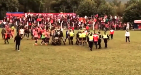 Versus / Brutal agresión a José Méndez en una polémica final en Paraguarí