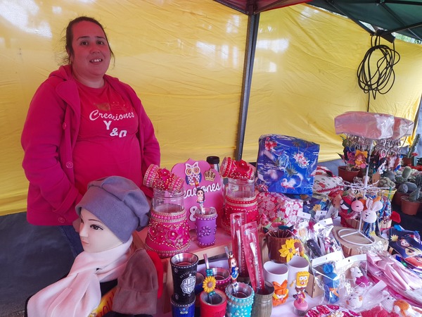 Vendedores ambulantes de Encarnación ofertan regalos por el Día de la Amistad
