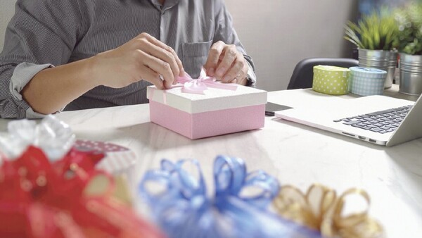 ¡Esposíblena! Amigos acuerdan cuánto debe costar el regalo