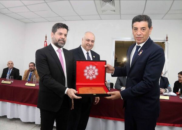 Distinguen a Ministro Ríos por posdoctorado en Derecho por Universidad de Bolonia, Italia