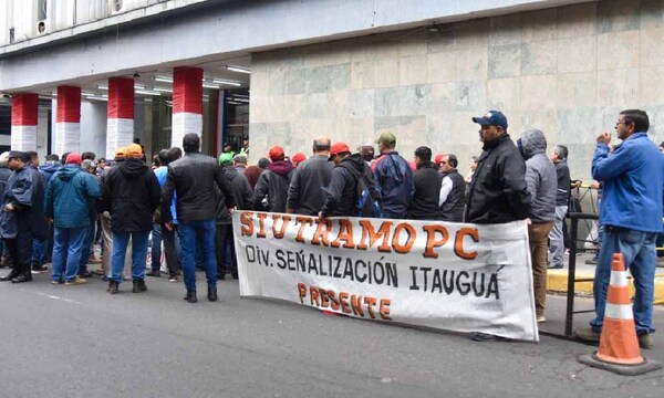 Funcionarios del MOPC salen a las calles en contra de la precarización laboral – Prensa 5