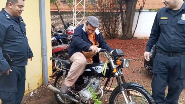 Sin querer queriendo llevó una moto ajena porque se parecía a la suya