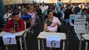 En medio de alta tensión y denuncias Venezuela espera resultado electoral