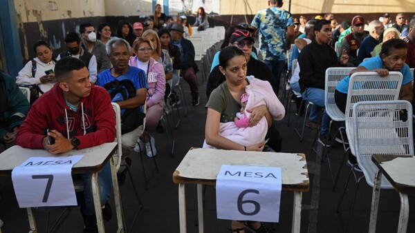 En medio de alta tensión y denuncias Venezuela espera resultado electoral