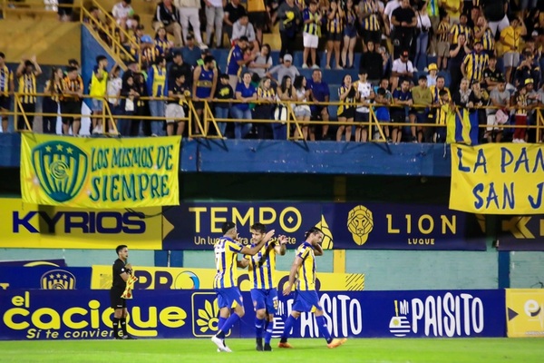 Luqueño festeja ante su público •