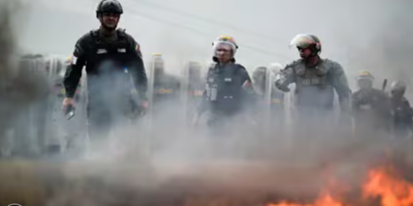 Represión en Caracas: la policía dispara con gases lacrimógenos a manifestantes que protestan contra el fraude electoral