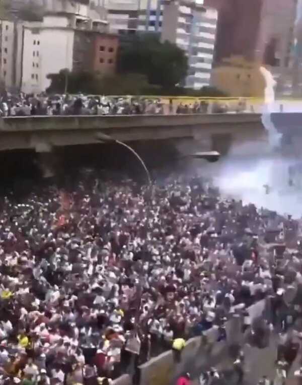 Represión en Caracas: la policía dispara con gases lacrimógenos a manifestantes que protestan contra el fraude electoral - ADN Digital