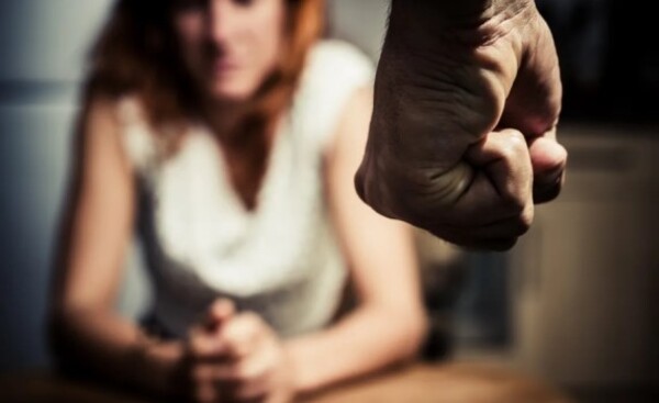 Imputan a menor que habría maltratado a su madre por no darle dinero