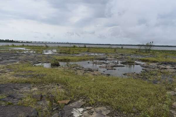 Crítica situación del río Paraná: harán dragado urgente con Comisión Mixta - Economía - ABC Color
