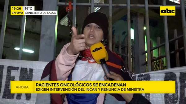Paciente oncológica se encadena: ‘’Sr. Presidente te hago responsable si no amanezco’' - ABC Noticias - ABC Color