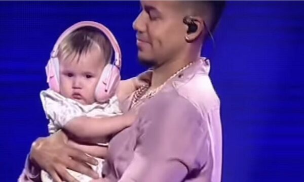 [VIDEO] Romeo Santos subió a una beba al escenario y derritió de amor a sus fans