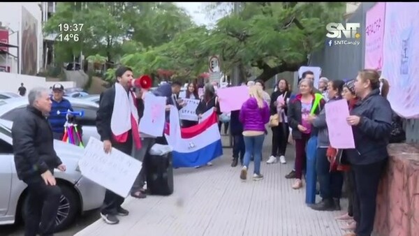 Encadenada reclamando medicamentos - SNT