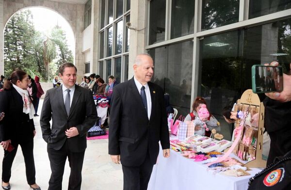 Funcionarios judiciales presentan sus productos artesanales