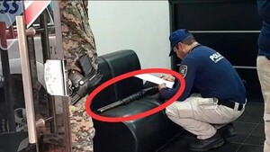 Mondaha agarró todo el dinero que podía pero en el apuro olvidó su escopeta