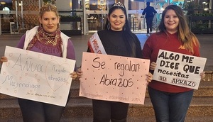 Chicas de "Miss Gordita" regalaron abrazos en la calle - Teleshow