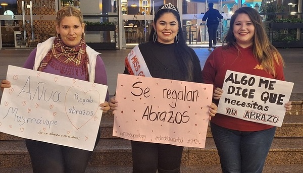 Chicas de "Miss Gordita" regalaron abrazos en la calle - Teleshow