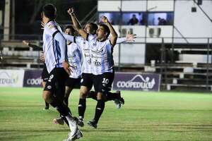 Intermedia: Guaireña golea y “Lito” se lleva la pelota a casa - Fútbol de Ascenso de Paraguay - ABC Color