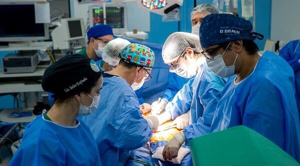 Primer trasplante renal a donante vivo en la Fundación Tesãi: una hija dona el riñón a su padre