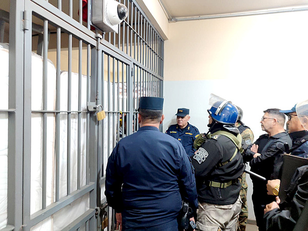 Primer amotinamiento en la “cárcel modelo” demuestra falencias en sistema de seguridad - La Clave