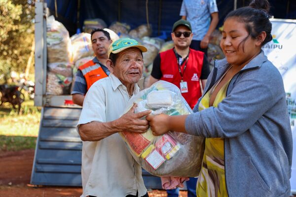 Entregan más de 500 kits de alimentos a comunidades indígenas de Itakyry - La Clave