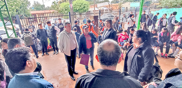 Padres de alumnos logran conservar rubro del MEC tras protesta y levantaron medida - La Clave