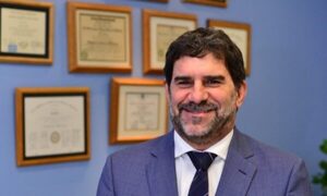 Renuncia director del INCAN