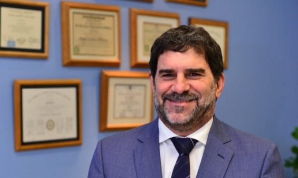 Renuncia director del INCAN