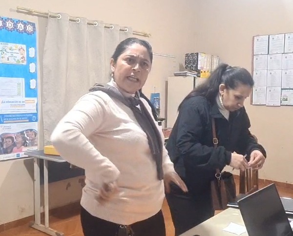Docente que encabeza comisión de robo de Prieto se niega a dar explicaciones y reacciona