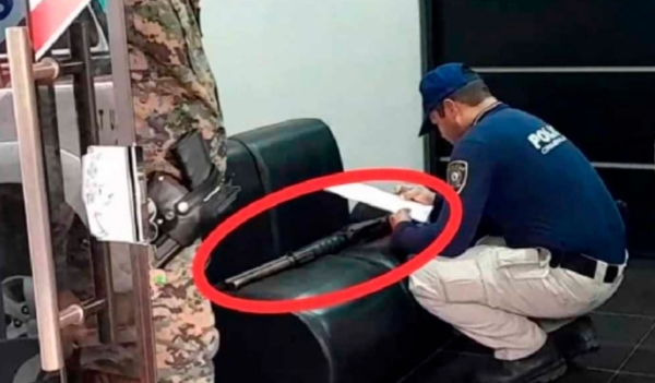 Ladrón vació local de cobranza pero olvidó su arma en la escena