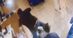 (VIDEO)Pizzero noqueó a ladrón que lo amenazó en su local