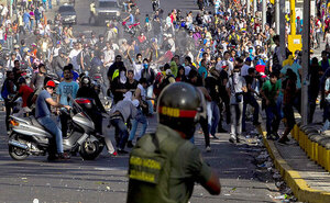 DOS MUERTOS, 46 DETENIDOS Y VARIOS HERIDOS DURANTE LAS PROTESTAS CONTRA PRESUNTO FRAUDE EN VENEZUELA - Itapúa Noticias