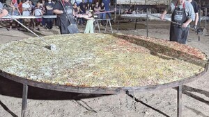 Utilizaron hasta grúa para hacer pizza más grande de Sudamérica