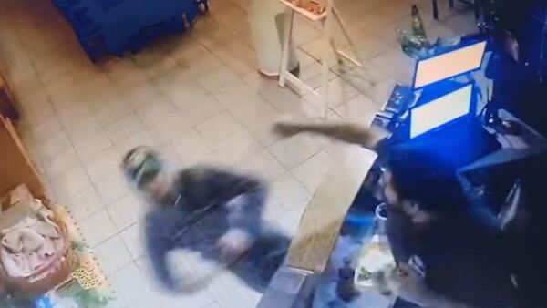 Video: Dueño de pizzería deja “nocaut” a un asaltante en Saltos del Guairá
